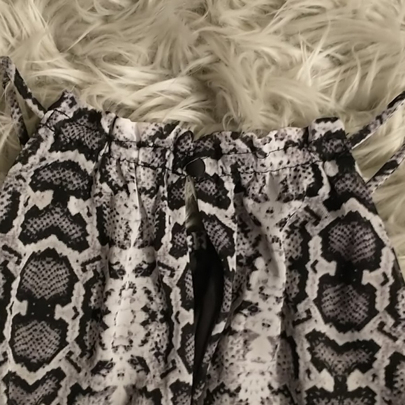 Snake-print, grey and black tank top - Picture 4 of 4